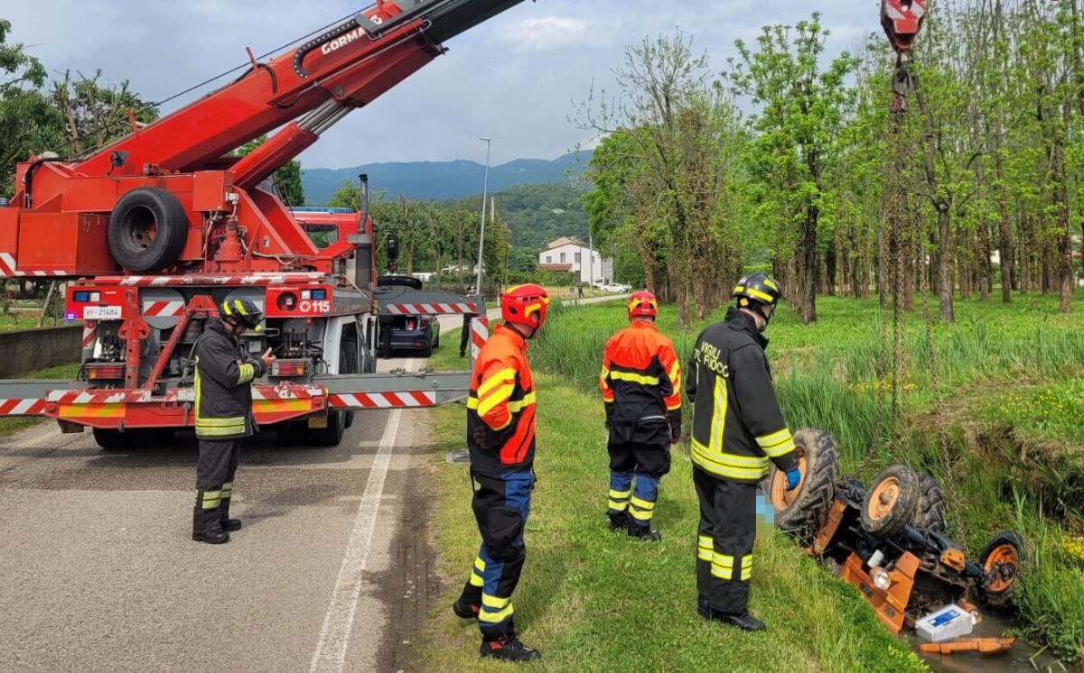 Finisce nel canale e si ribalta, 61enne muore schiacciato dal proprio trattore - 