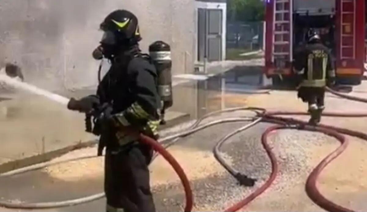 Incendio nell'azienda di materie plastiche a Fontanafredda -