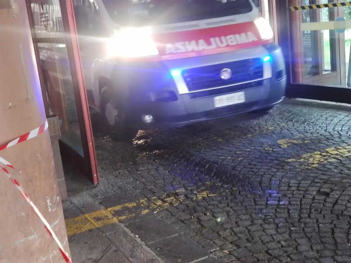 Non si presenta al lavoro, trovato morto per un malore sul divano di casa - 