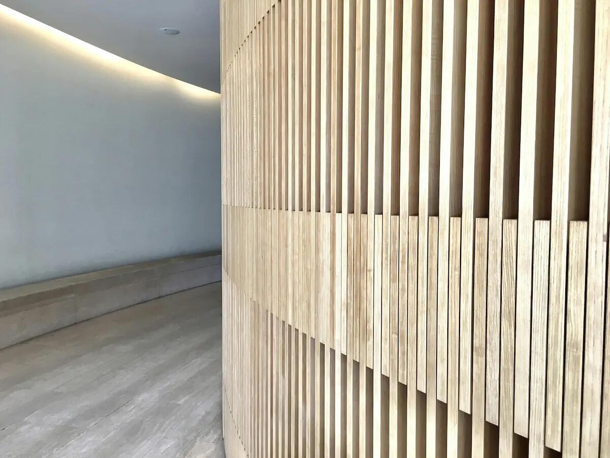 Come i pannelli acustici in legno migliorano gli spazi pubblici in Friuli Venezia Giulia - 