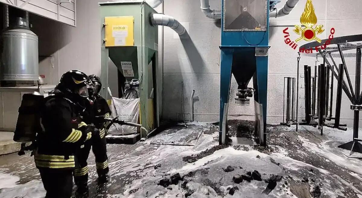 Incendio di una sabbiatrice, evacuato il personale dell'azienda - 