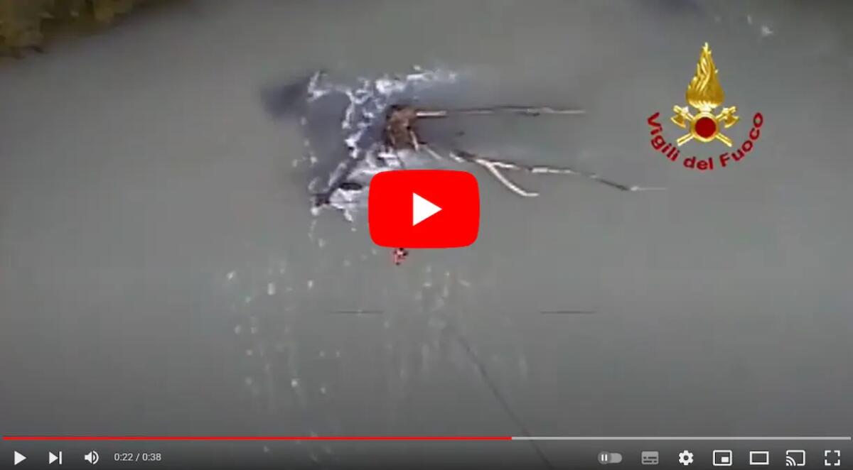 Il pompiere si cala dall'elicottero e salva 2 ragazzi travolti dalla piena del fiume. Il video - 