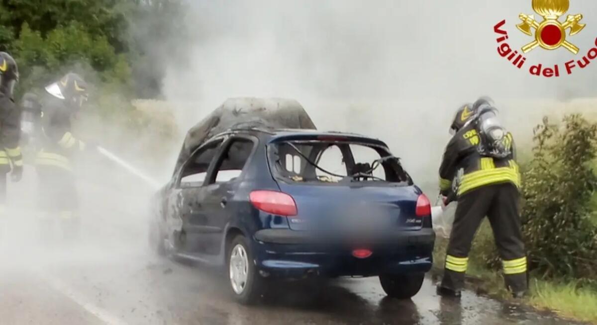 Incendio di un'auto si propaga alle sterpaglie: i pompieri evitano il peggio - 