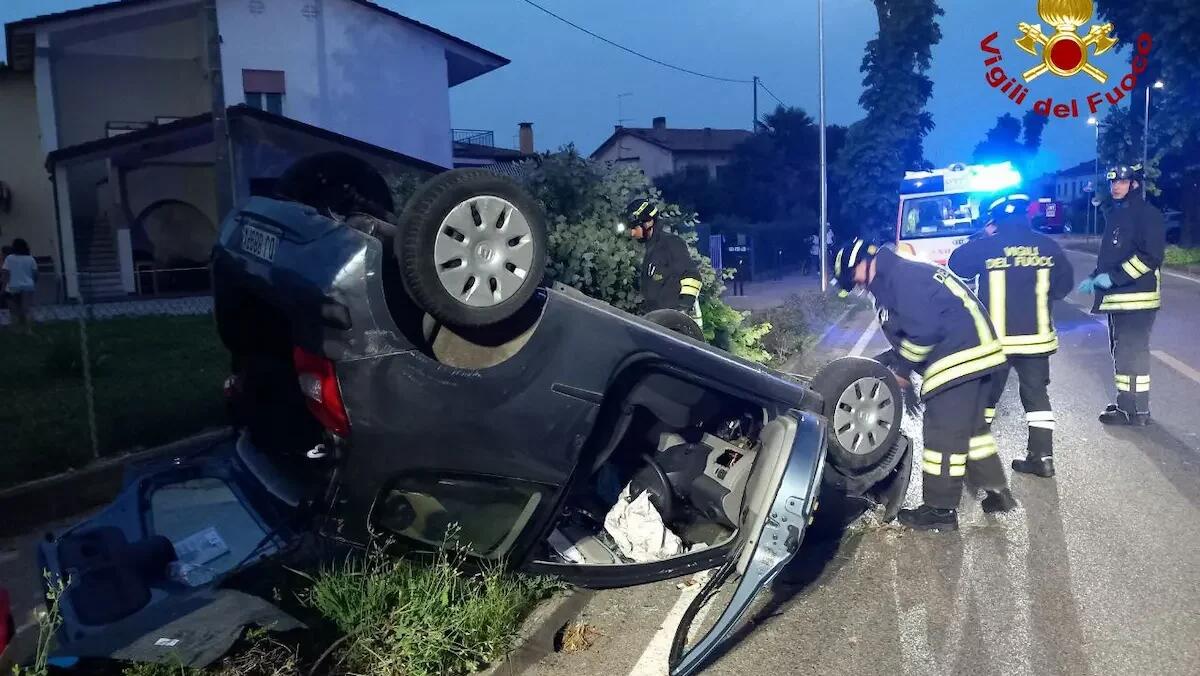Incidente ad Istrana, vola con l'auto e si ribalta: conducente miracolato, ne esce illeso - 