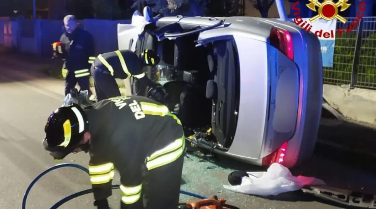 Auto con tre ragazzi a bordo si ribalta nella notte: ricoverati all'ospedale - 