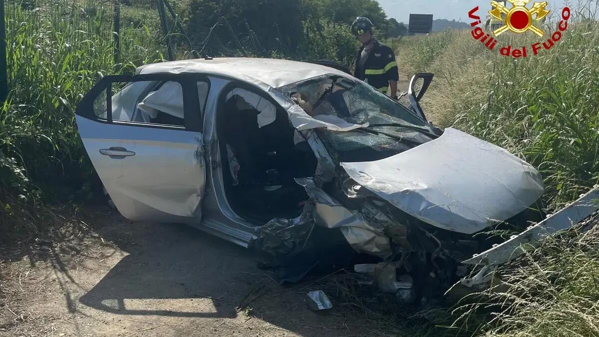 Vola con l’auto fuori strada in A4 e rimane incastrato nell’abitacolo: un ferito - 