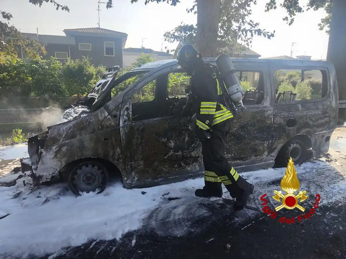 Il pulmino in movimento viene avvolto e distrutto dalle fiamme, momenti di paura -