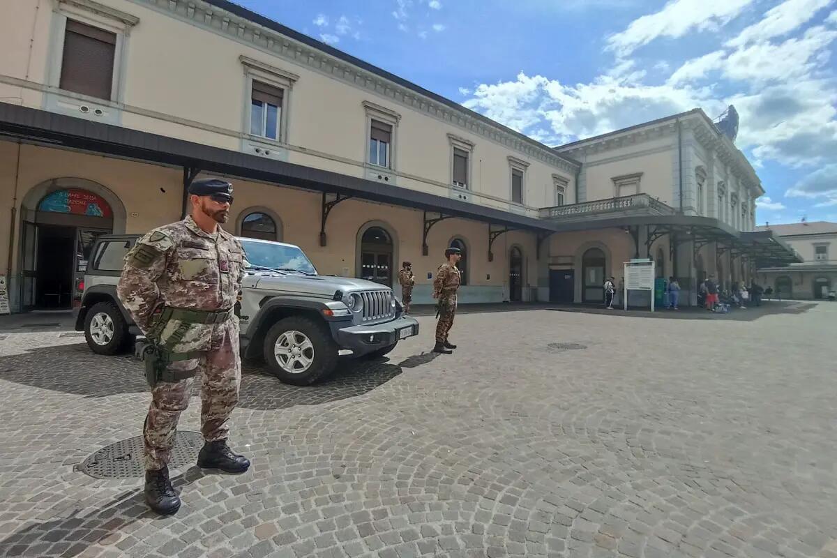 Risse a Udine, Ordinanza: dalle 21 divieto di alcol, Esercito a piedi in centro città - 