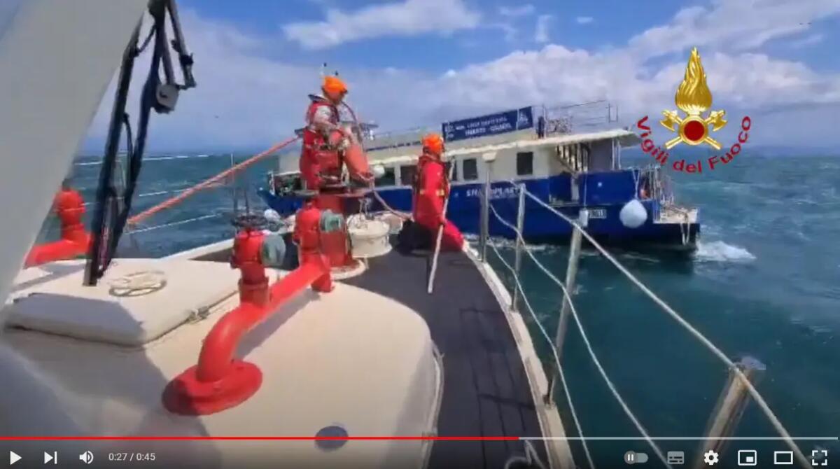 Motonave lancia l'allarme: «siamo a rischio affondamento». Paura per le 76 persone a bordo - 