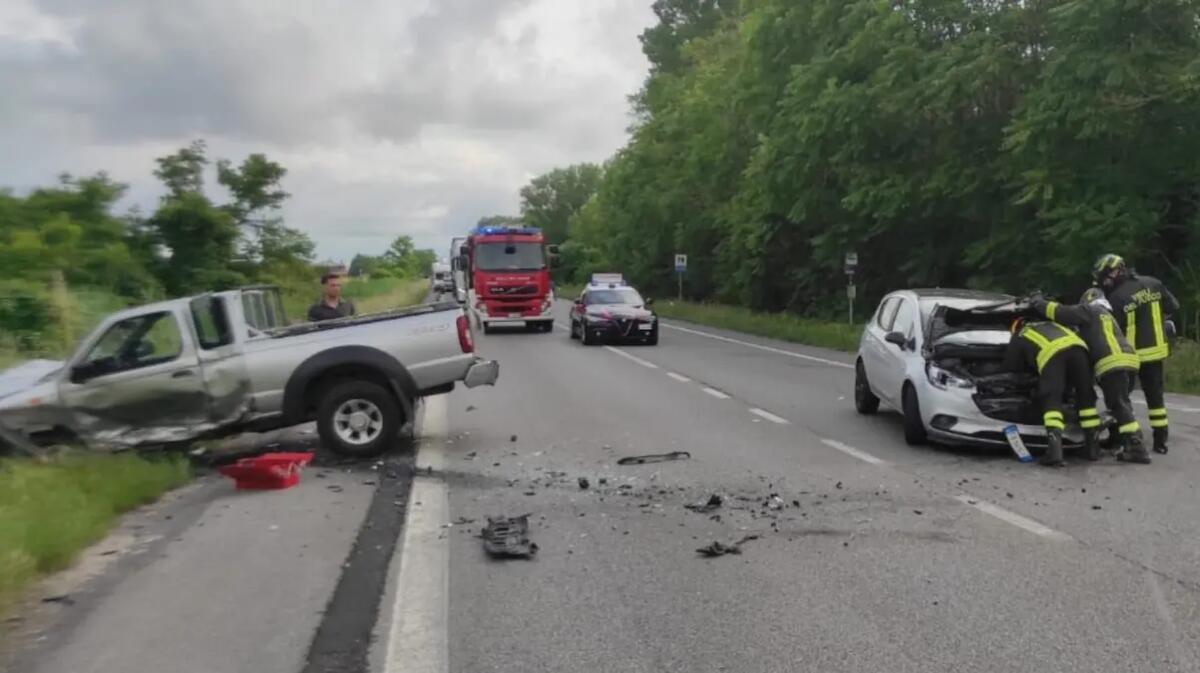 Violento scontro tra due auto sulla Romea a Chioggia: due feriti, strada chiusa - 