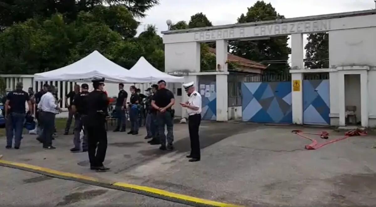 Beccati all'uscita del Centro di Accoglienza con droga, tirapugni e amfetamine: arrestati due stranieri - 