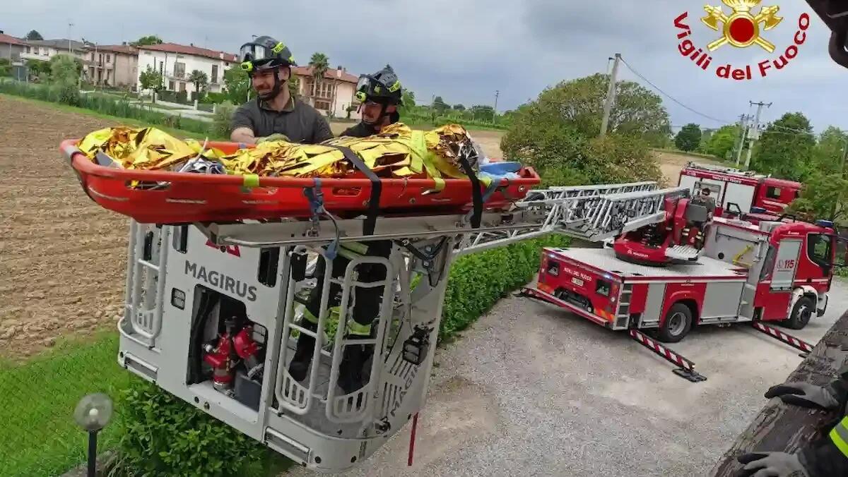 Anziana cade in casa e si rompe una gamba, salvata dai vigili del fuoco con l'autoscala - 