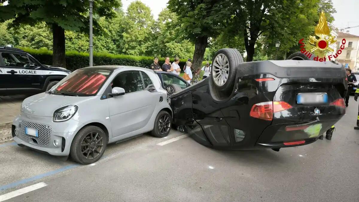 Perde il controllo dell'auto e si schianta contro altre due vetture parcheggiate: un ferito - 