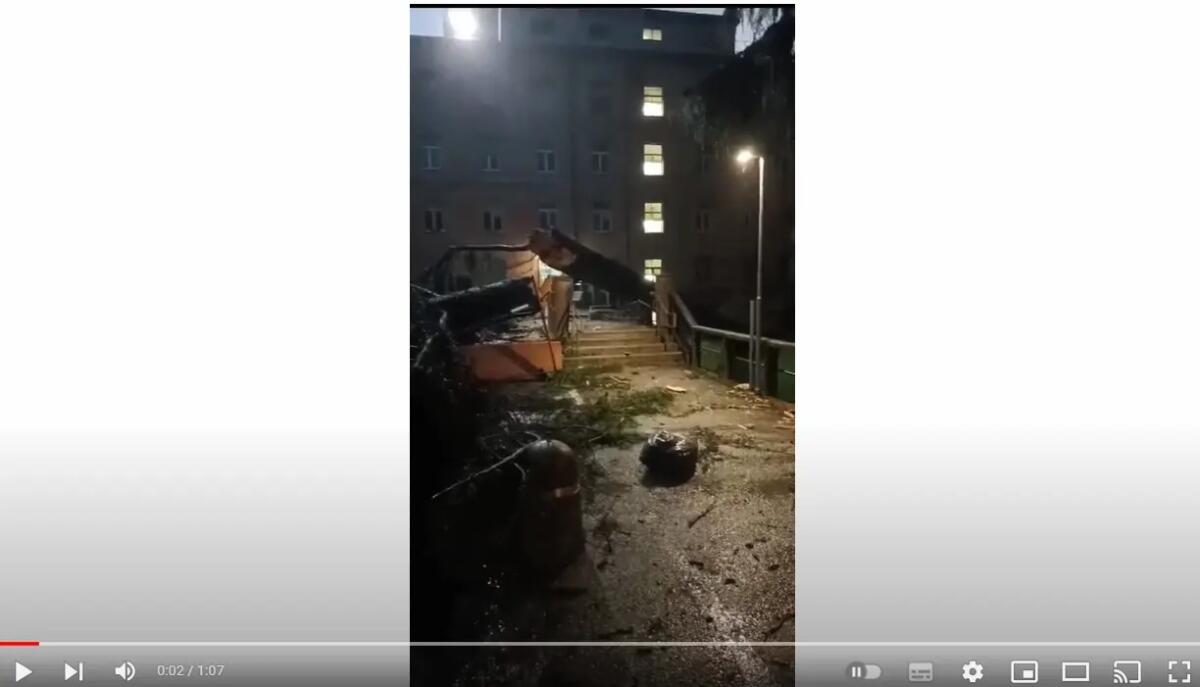 Tromba d'aria a Udine, alberi e rami a terra all'ospedale. Il video - 