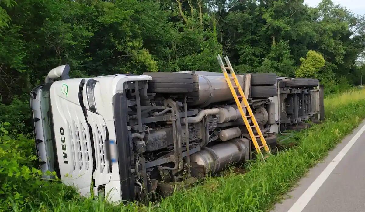 Tezze sul Brenta, autoarticolato frigo alimentato a GNL finisce fuoristrada - 