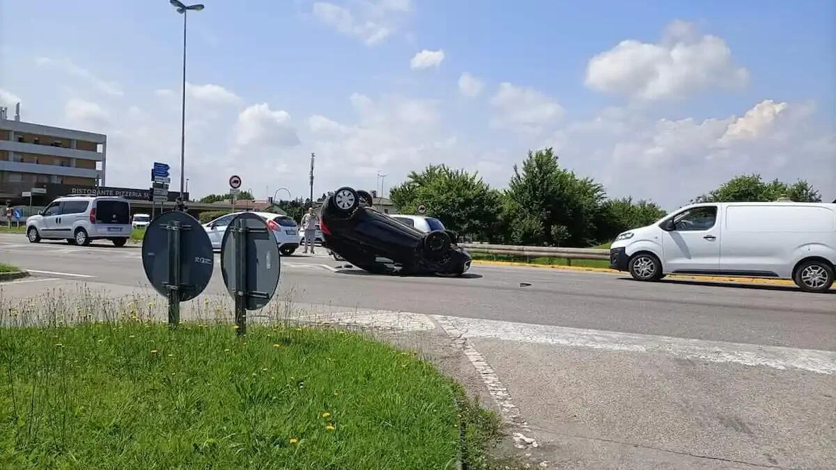 Scontro tra auto sul ponte tra San Michele e Latisana, una finisce ruote all'aria - 