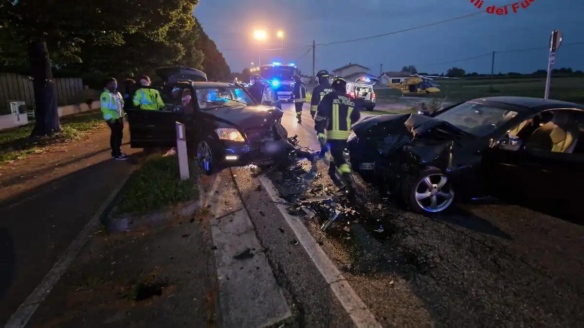 Pauroso scontro tra due auto: cinque feriti, una persona incastrata tra le lamiere - 