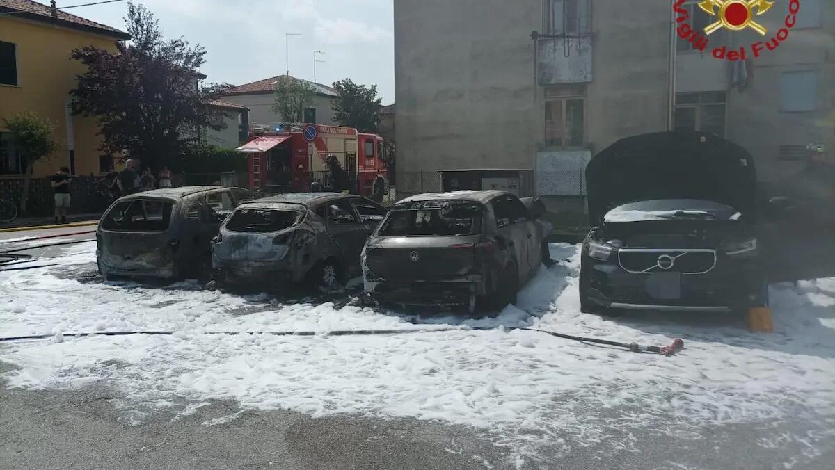 In fiamme tre auto parcheggiate in centro: indagini in corso - 