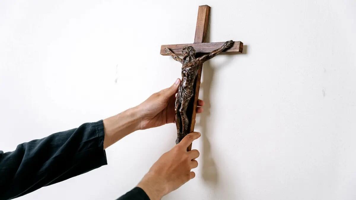 Crocifissi e una statua rimossi negli ospedali di Latisana e Palmanova. Cosa è successo - 