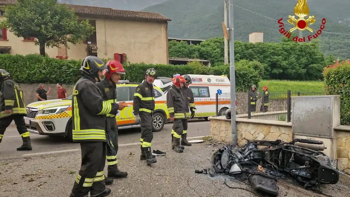 Scooter piomba contro un muretto e si incendia: deceduto un uomo, illesa la passeggera - 