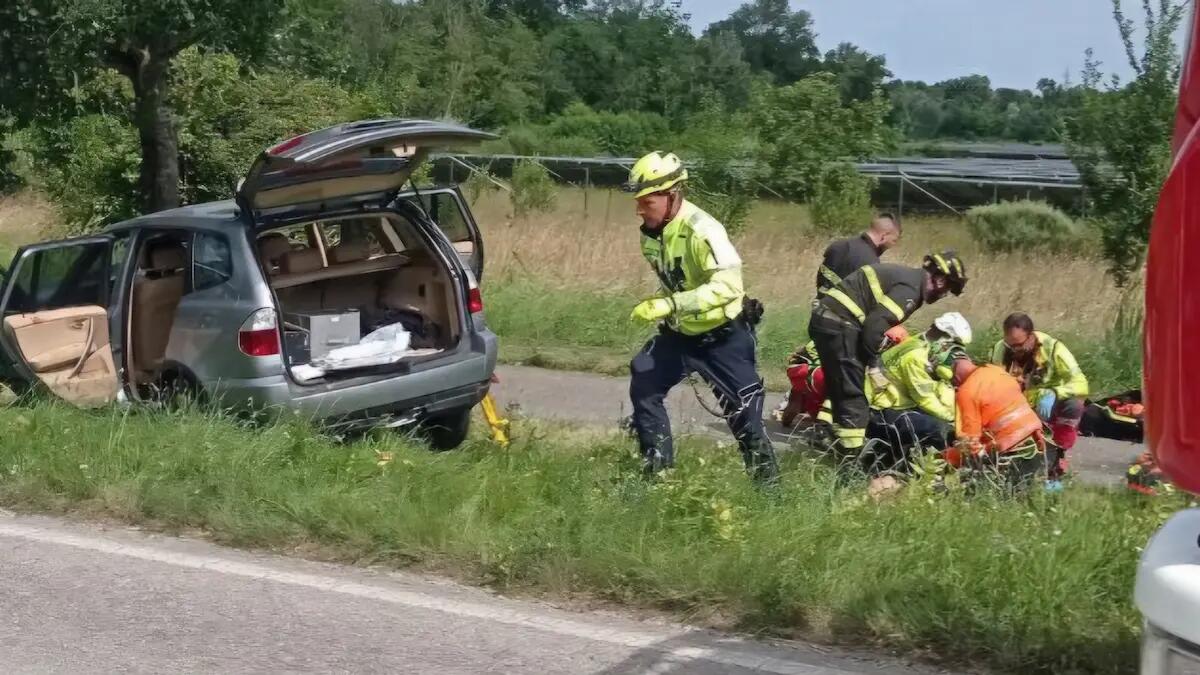 Dritti con l'auto contro un albero a Maniago: 4 feriti, tra loro una minore - 