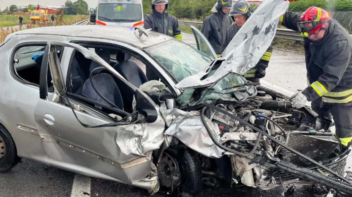 Scontro tra tre auto: due feriti, uno di loro è gravissimo - 