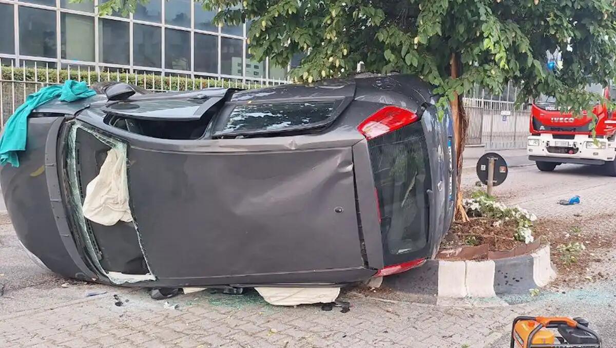 Si ribaltano con l'auto all'alba: feriti gravemente due giovani - 