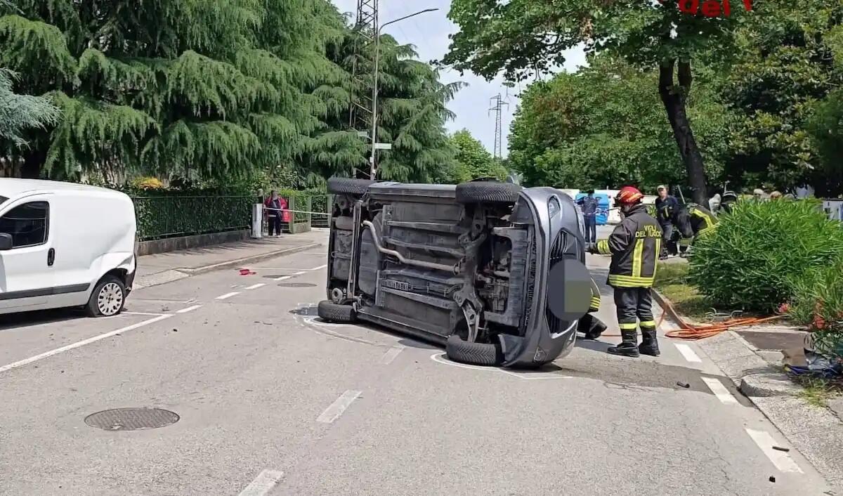 Dopo lo scontro, l'auto si ribalta: la conducente rimane incastrata nel mezzo, salvata dai pompieri - 