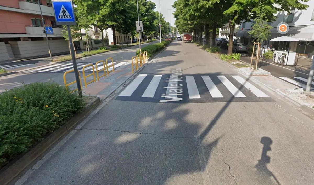 Udine, auto travolge 3 pedoni sulle strisce in Viale Venezia: feriti mamma e 2 bimbi - 