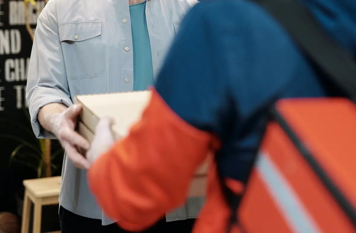 Lampeggiante blu per consegne della pizza più veloci: denunciato un fattorino 20enne - 