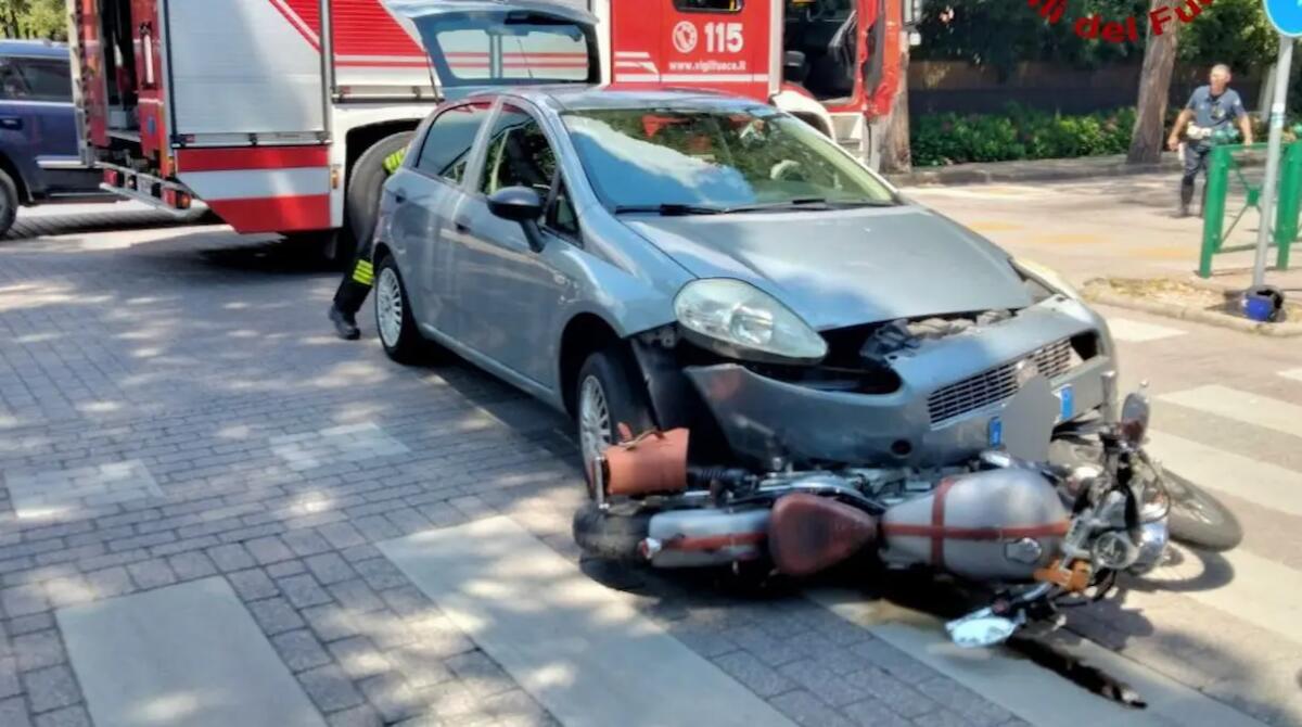 Violento scontro tra auto e moto: ferita la centaura - 