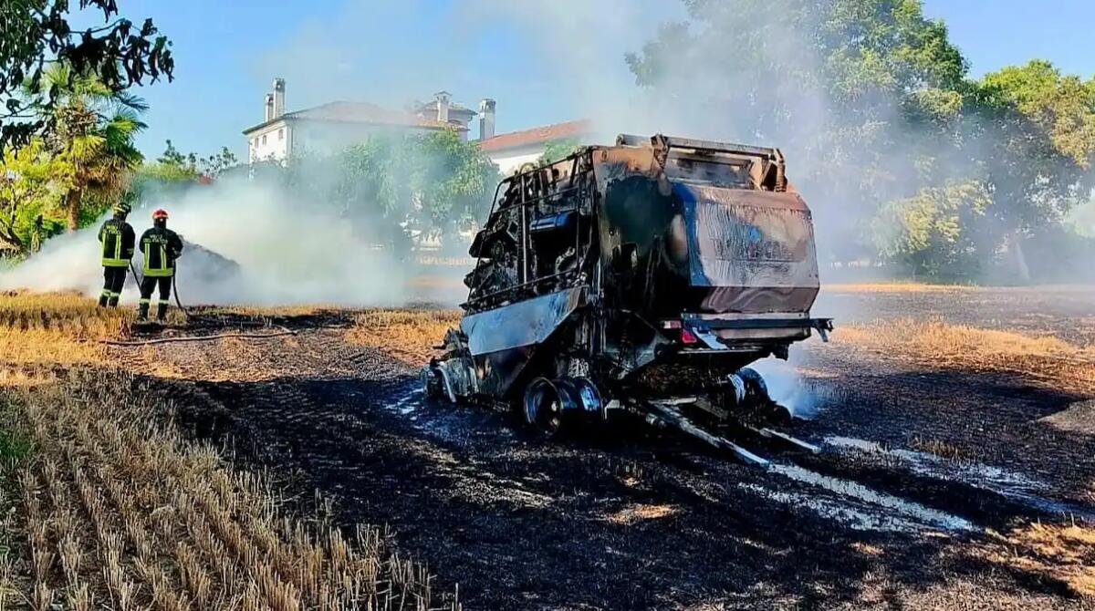 Rotoimballatrice a fuoco, le fiamme minacciano un serbatoio Gpl: i pompieri evitano il peggio - 