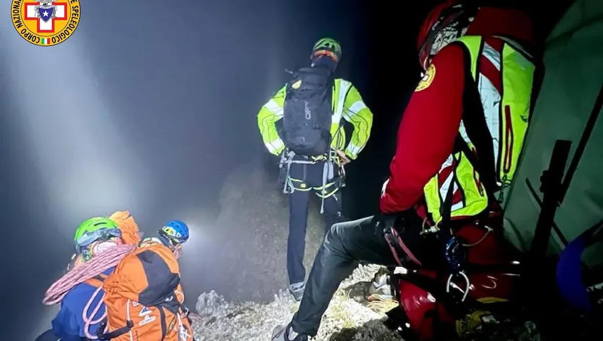 Bloccati a 2500 metri senza l'attrezzatura adeguata: recuperati con l'elicottero 4 giovani - 