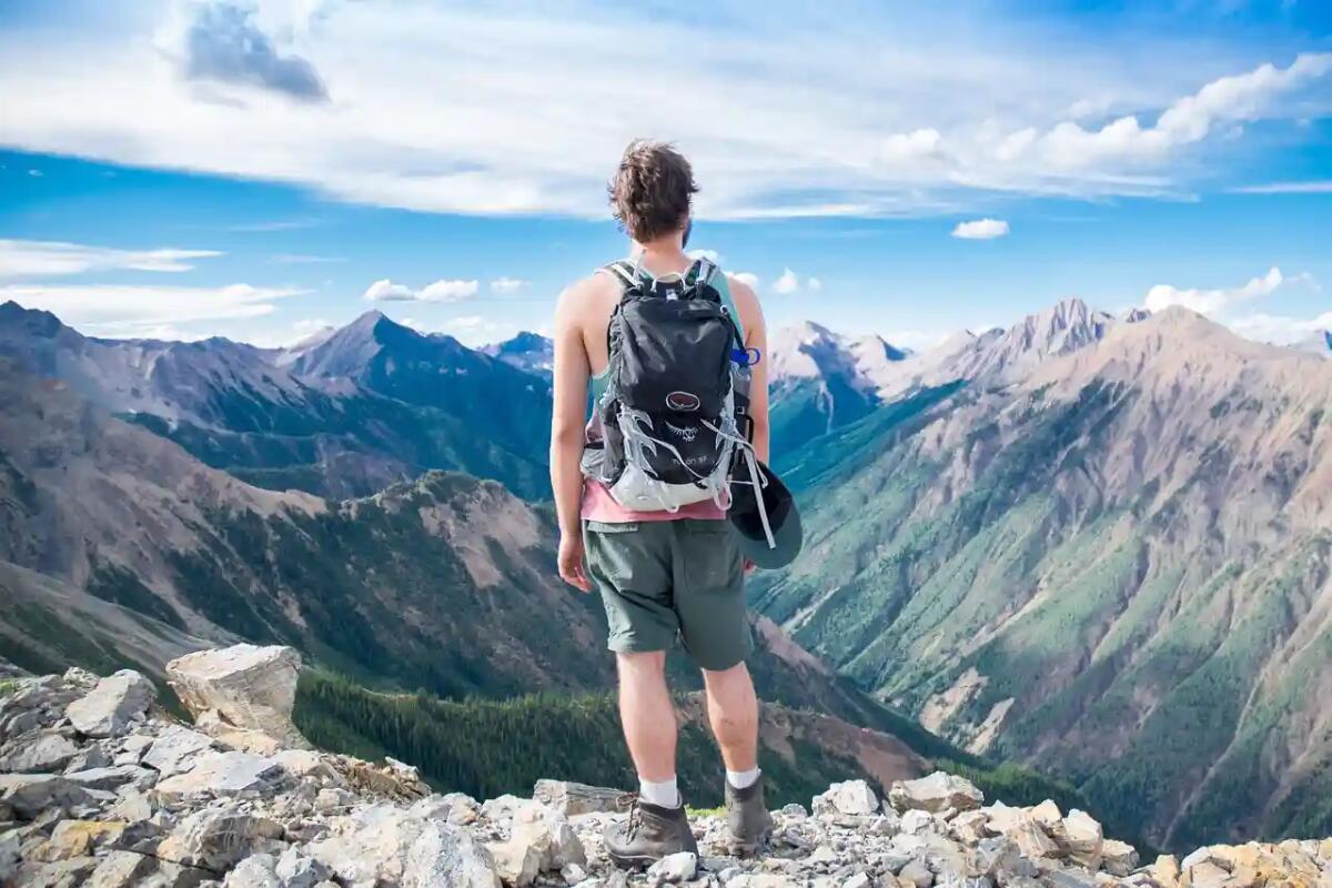 Trekking estivi: come vestirsi. L'abbigliamento per camminare col caldo - 