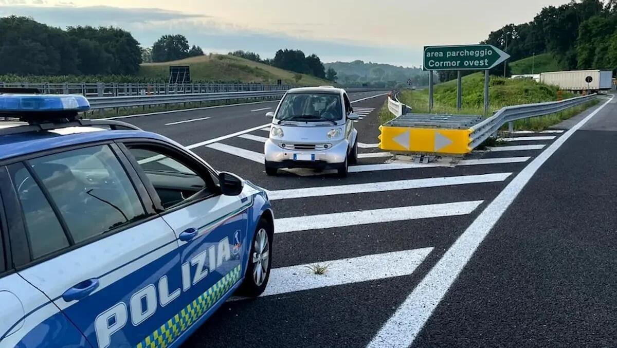 Alla guida contromano sull'A23 con un tasso alcolemico 4 volte superiore al limite - 
