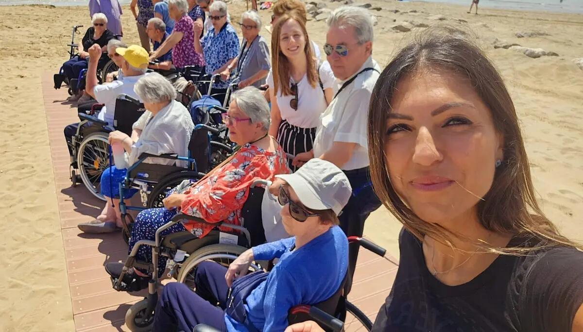 "Sapore di sale", gli ospiti della Rsa in spiaggia a Cavallino Treporti - 