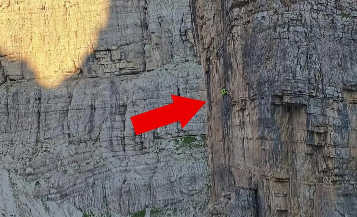 Alpinista bloccato nel vuoto al Campanile di Val Montanaia: salvato - 