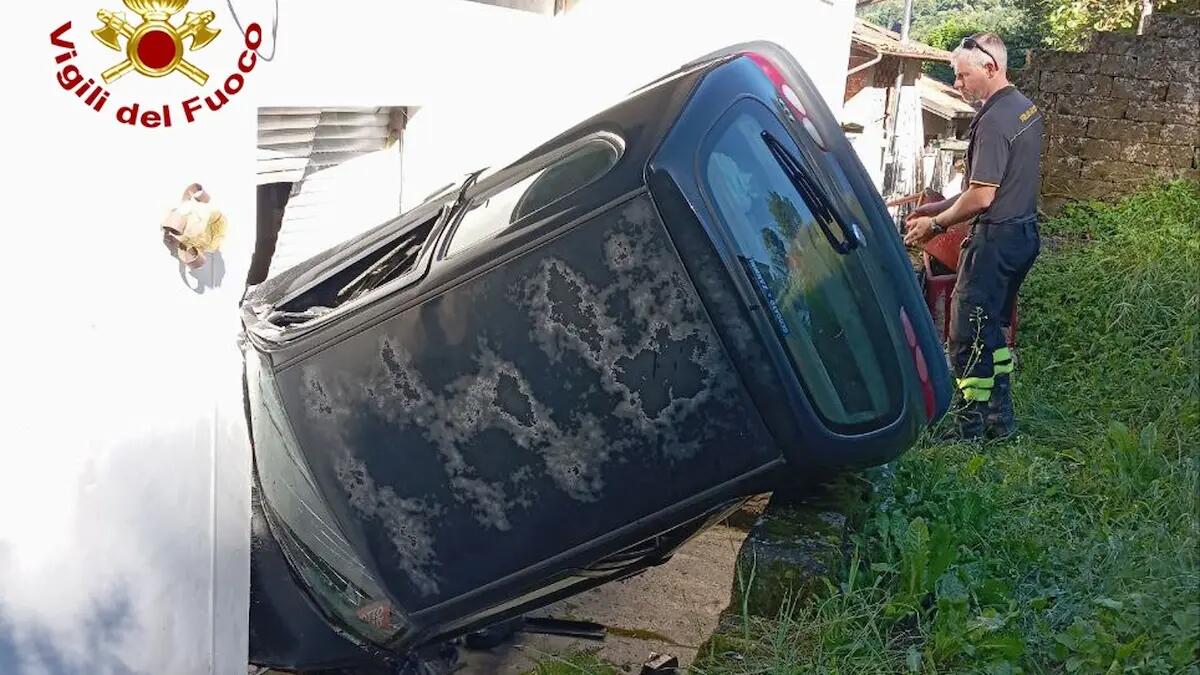 Auto si muove da sola e finisce in una scarpata contro il muro di un'abitazione -