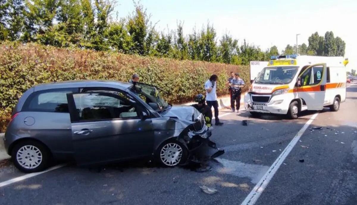 Scontro tra un'ambulanza e un'auto: tre feriti -
