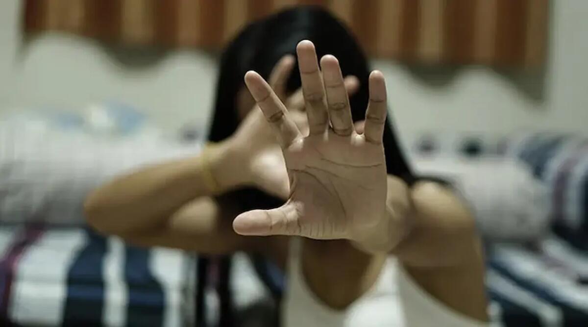 Cerca di strangolare la ex moglie nonostante il divieto di avvicinamento: arrestato - 