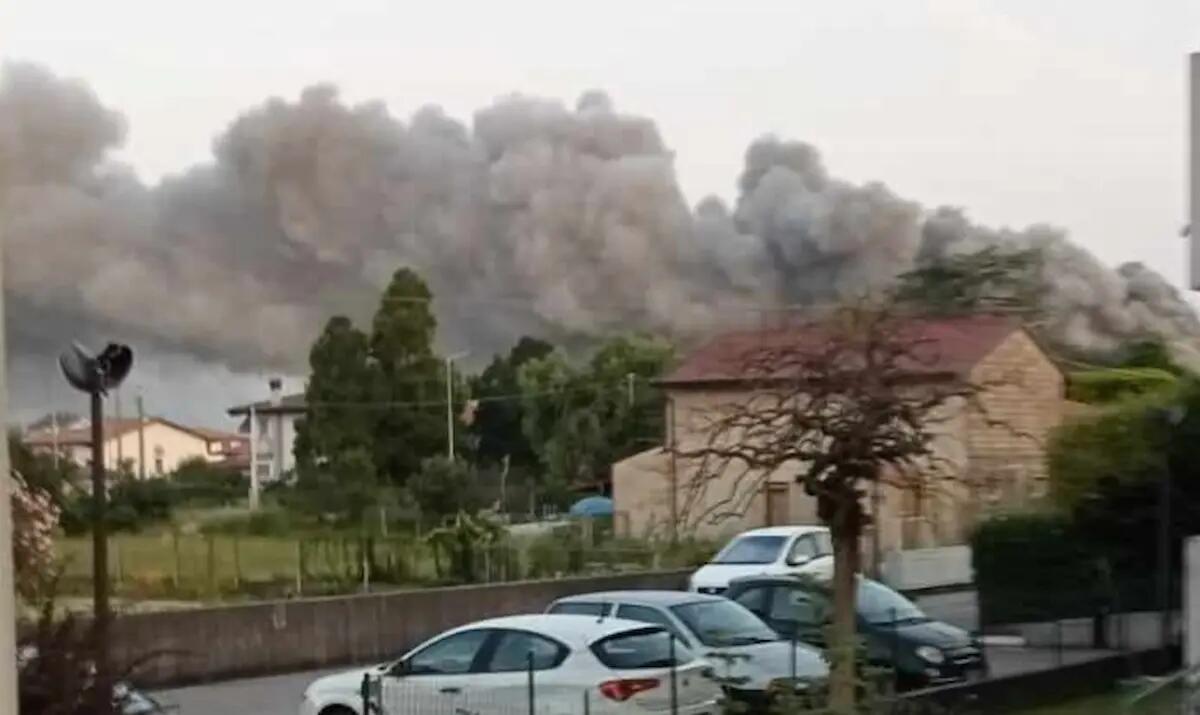 Incendio ad Azzano Decimo, alta colonna di fumo nero visibile a chilometri - 