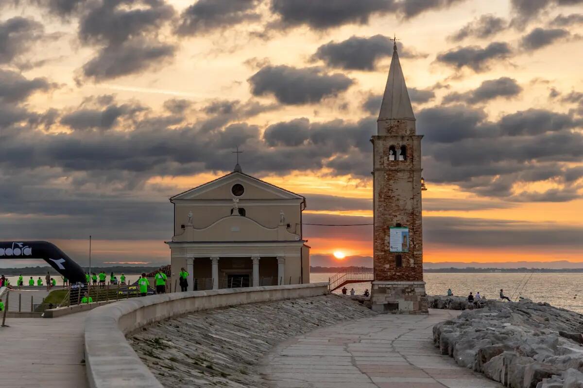 Caorle mette la sveglia all’alba: sabato 27 luglio torna la “5 alle 5” -