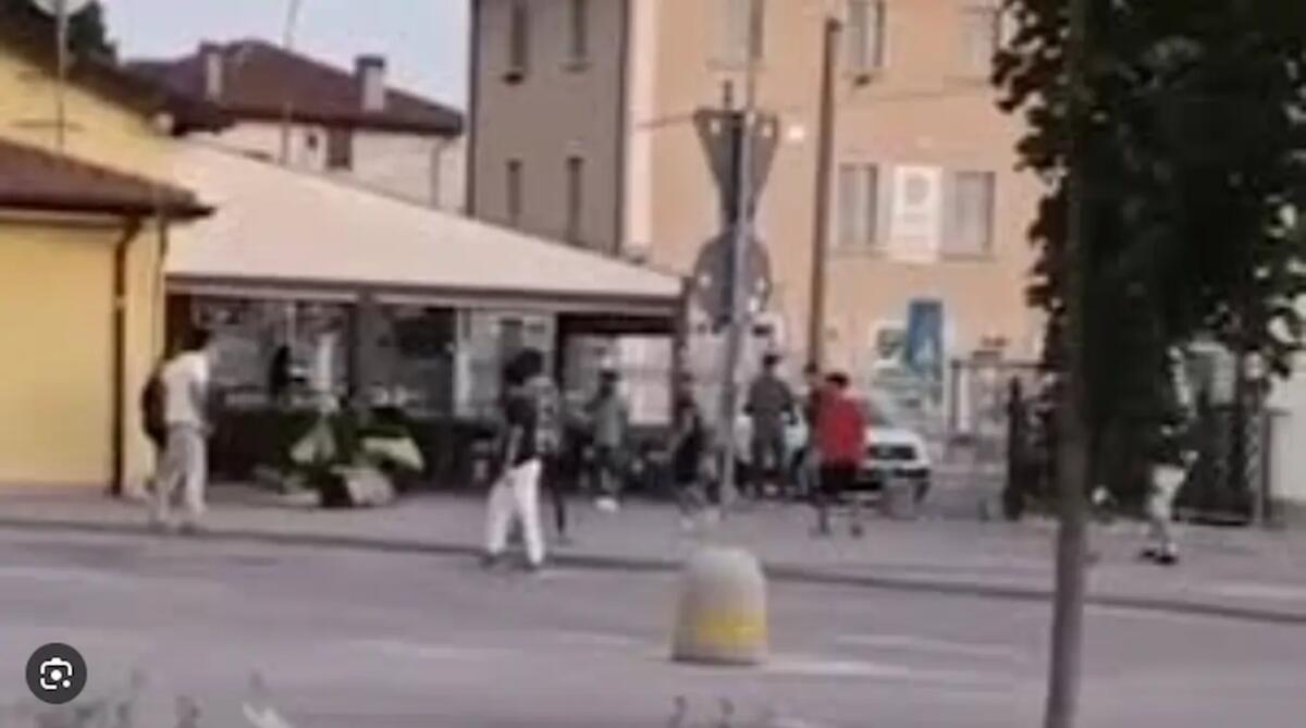 Violenta rissa tra minori stranieri a Cividale: «calci, pugni e lanci di oggetti» - 