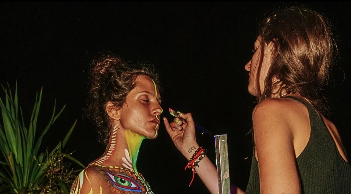 Al Base Club Experience una notte fluo con l’artista e bodypainter Isabella Goio - 