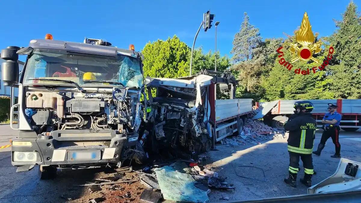 Scontro tra betoniera e camion a rimorchio: un conducente ferito, incastrato tra le lamiere -