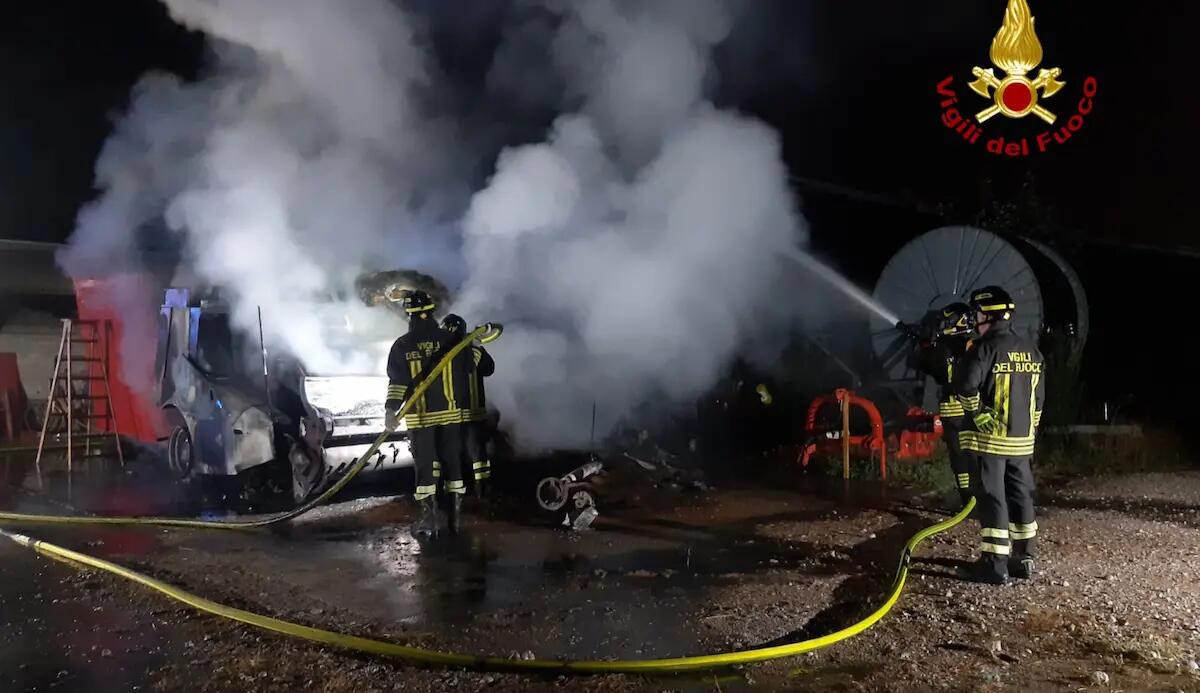 Incendio a un carro miscelatore, ferito il proprietario - 