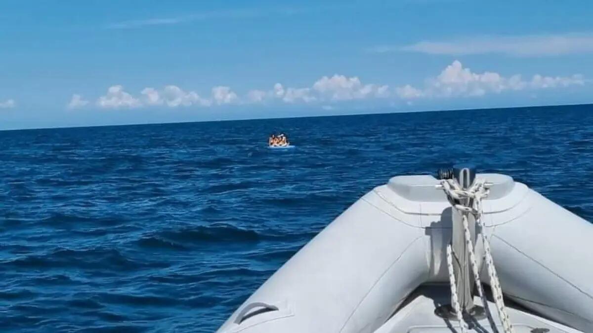 Tre giovani sul materassino soccorsi a un miglio e mezzo dalla costa -