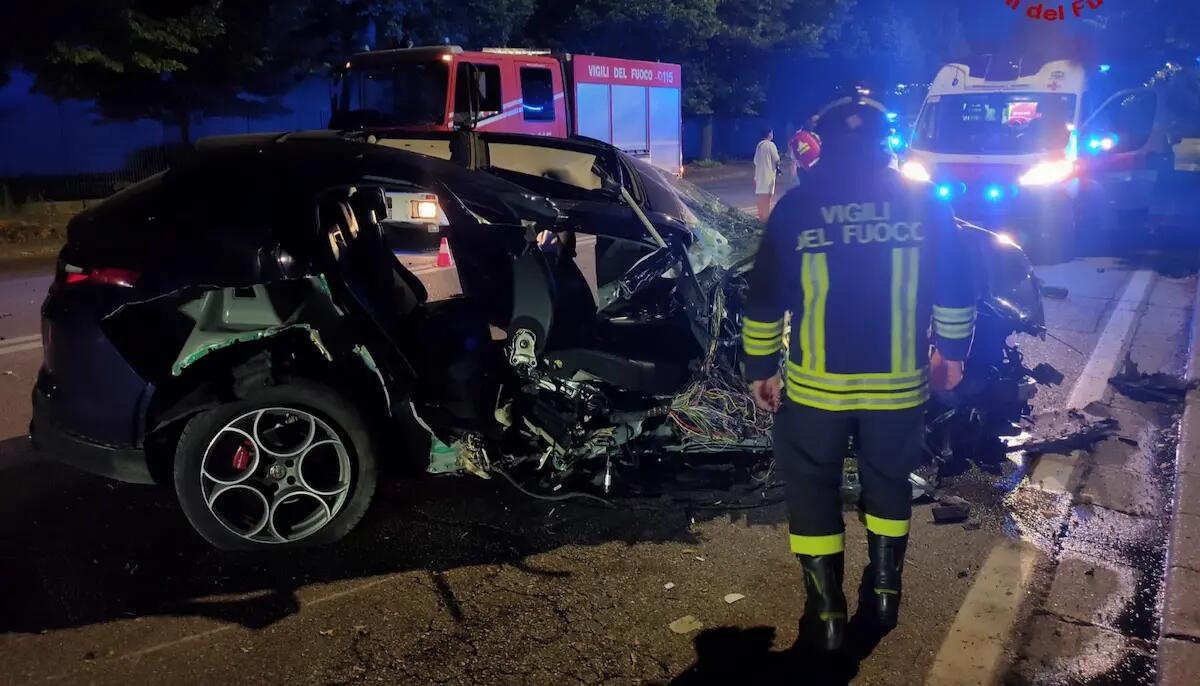 SUV con 5 persone piomba contro un albero: ferito un bambino - 
