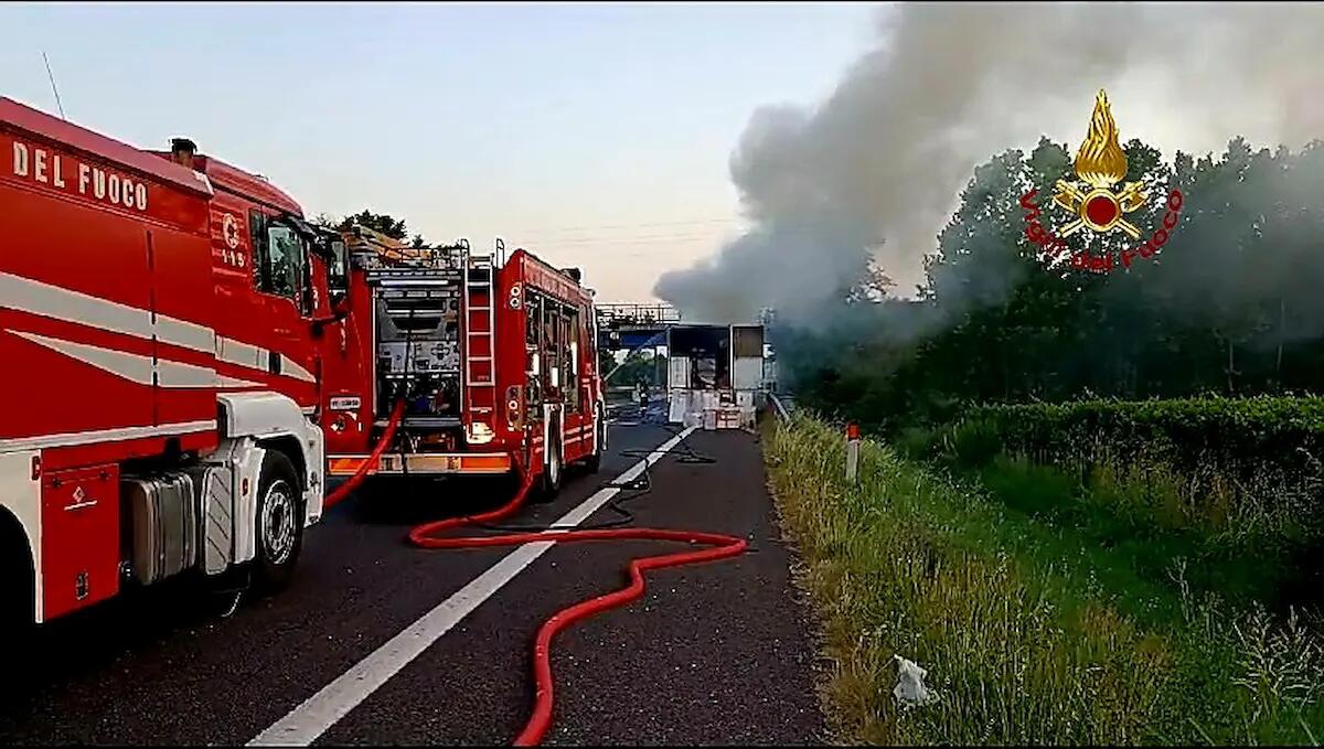 Autoarticolato in fiamme lungo l'autostrada. Dalla parte opposta un tamponamento - 