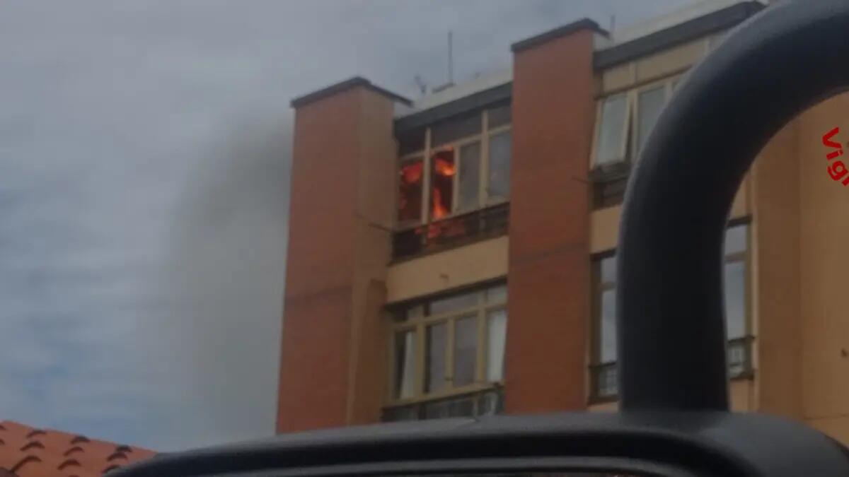 Incendio in appartamento a Trieste: Vigili del fuoco in azione in via Bonomea - 